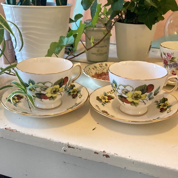 Gorgeous Old Fashioned Set of 2 Tea Cups and Saucers MADE IN ENGLAND - Picture 1 of 3